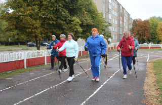 Люди пожилого возраста соревновались в скандинавской ходьбе