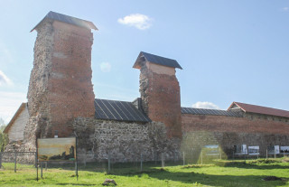 Реставрация, экскурсии и павильон у стен Кревского замка