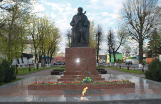 Митинг и зажжение вечного огня состоялось у памятника погибшим воинам и партизанам