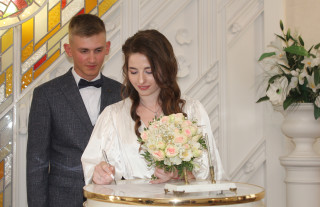 Во Дворце бракосочетаний состоялось торжественная регистрация брака