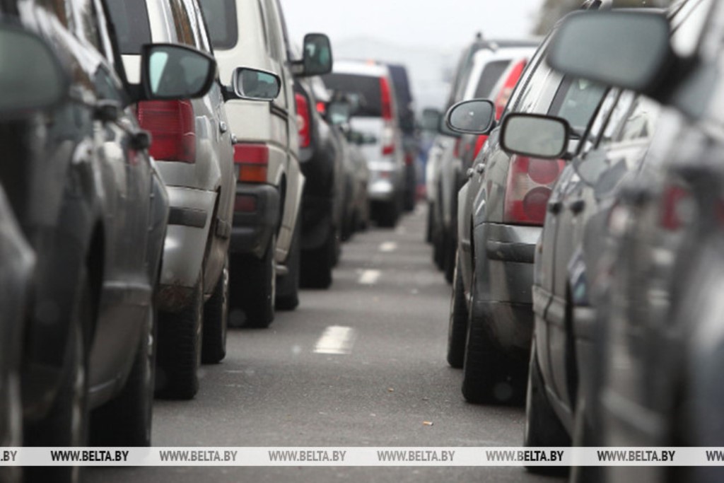 ГПК: более чем на 330 легковушек выросли очереди на въезд в Литву и Польшу за выходные