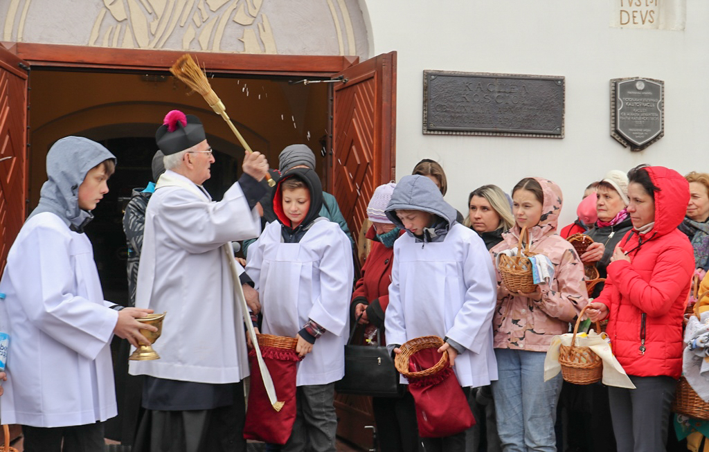 “Булачкі пяклі па бабуліным рэцэпце”. Смаргонскія вернікі асвячаюць велікодныя стравы