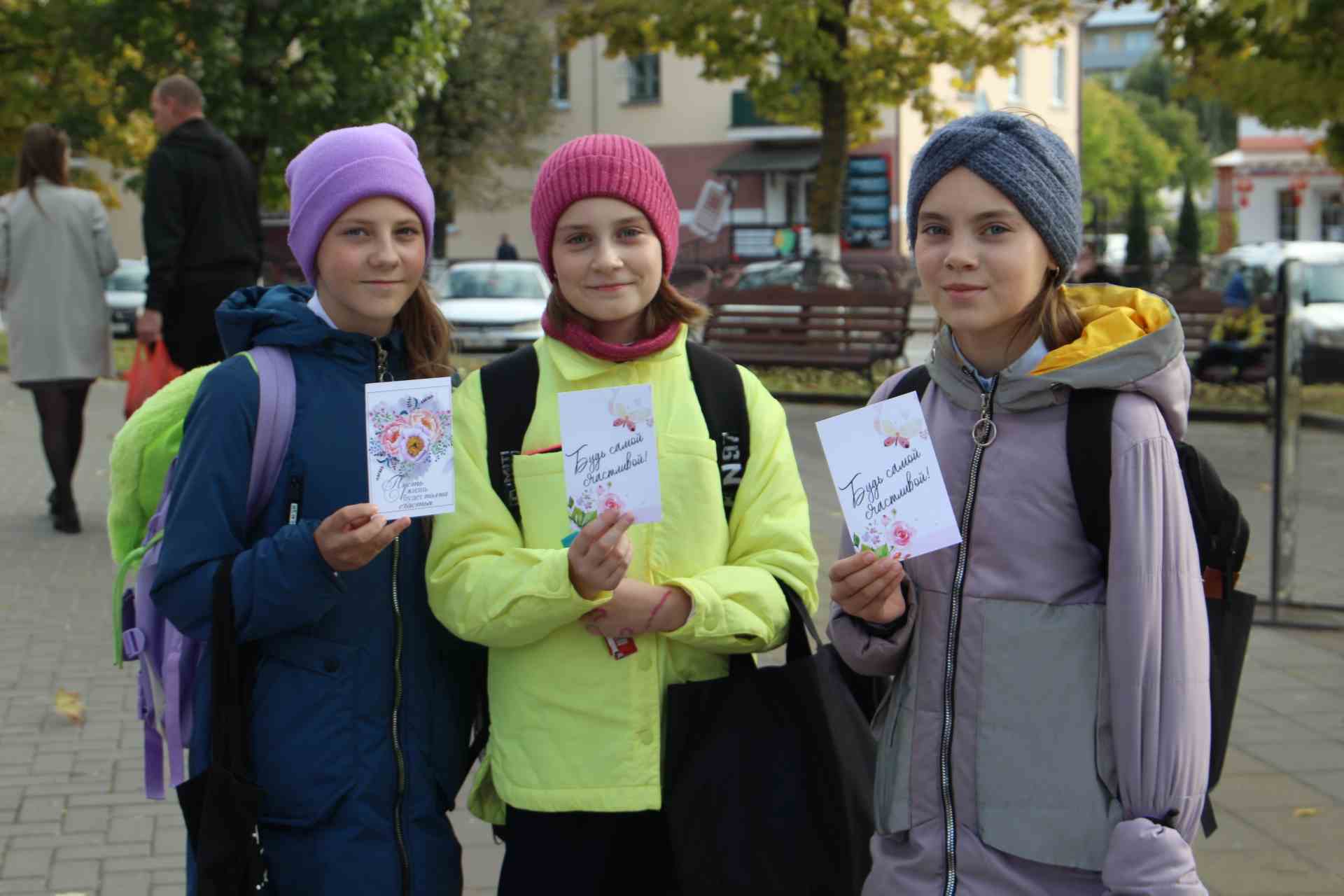 На пешеходном бульваре прохожие подписывали открытки для мам