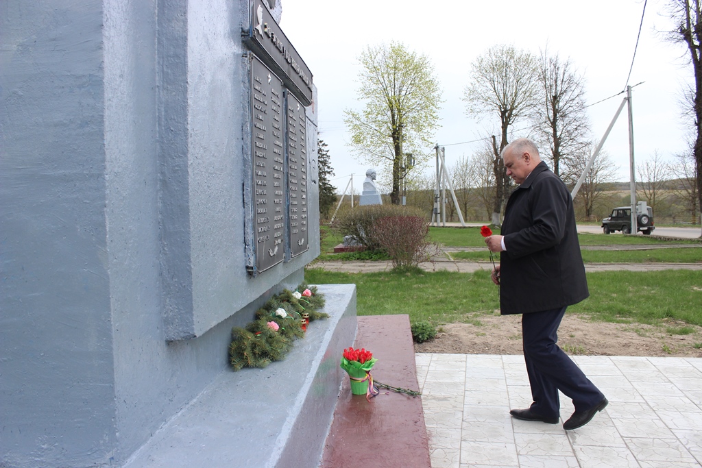 В Кревском сельсовете к памятникам возложили цветы