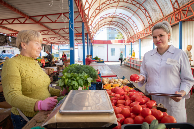 Узнали, как проверяют продукты на сморгонском рынке