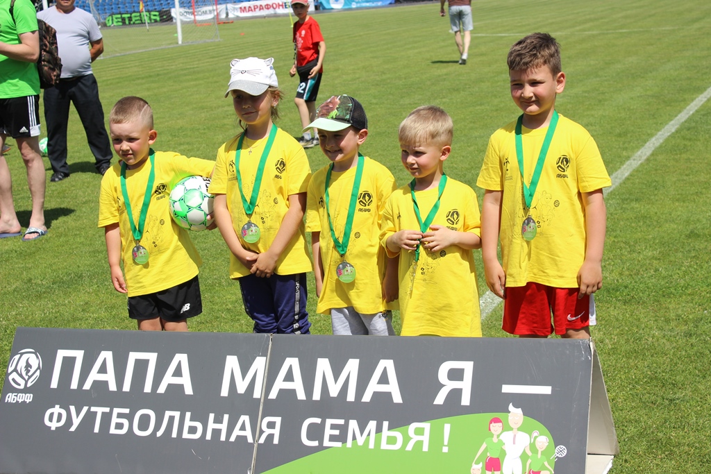Подарки и медали участникам семейного фестиваля «Папа, мама, я - футбольная семья»
