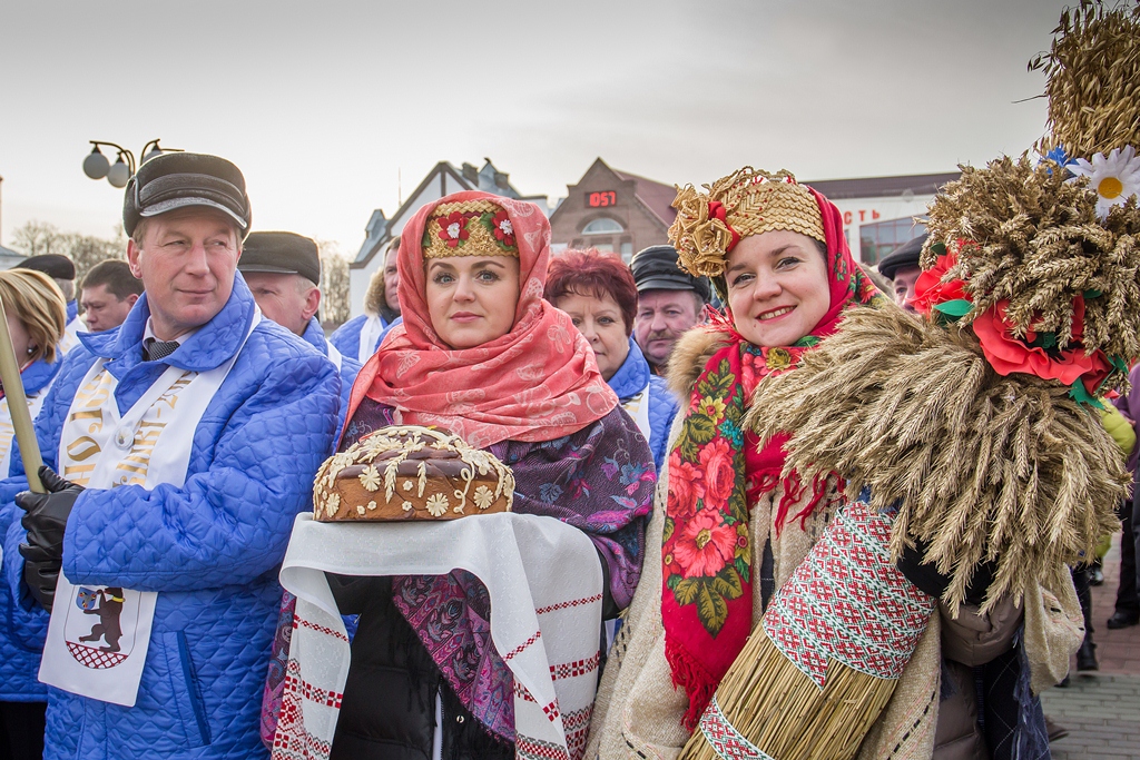 В Сморгони торжественно открыли фестиваль-ярмарку "Дожинки-2019"