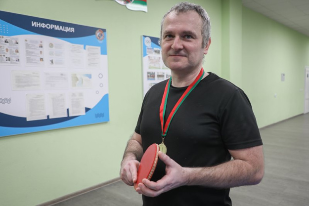 «За теннисным столом я расслабляюсь»: в Сморгони программист стал чемпионом района по настольному теннису