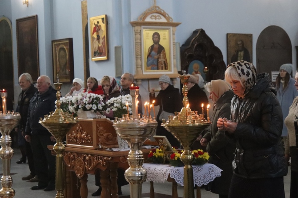 Прихожане Спасо-Преображенского собора поклоняются святым мощам
