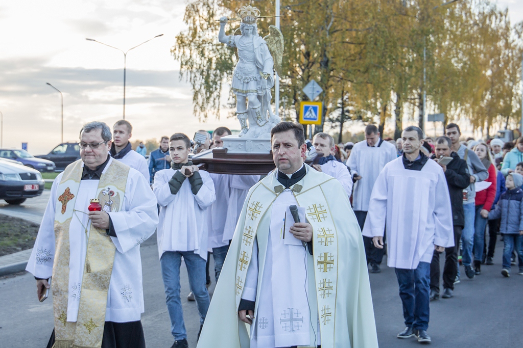 Цудадзейная фігура Святога Міхала Арханёла другі раз наведала Смаргонь (+ВІДЭА)