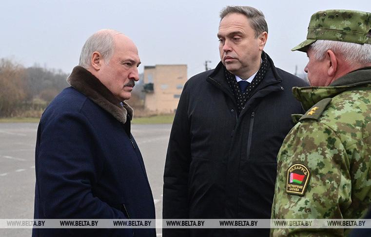 Александр Лукашенко приехал к беженцам в ТЛЦ возле "Брузгов"