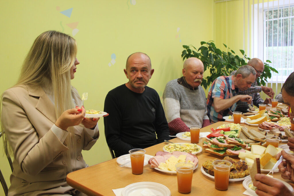 «Не следует ставить крест на бездомных людях. Им можно помочь»