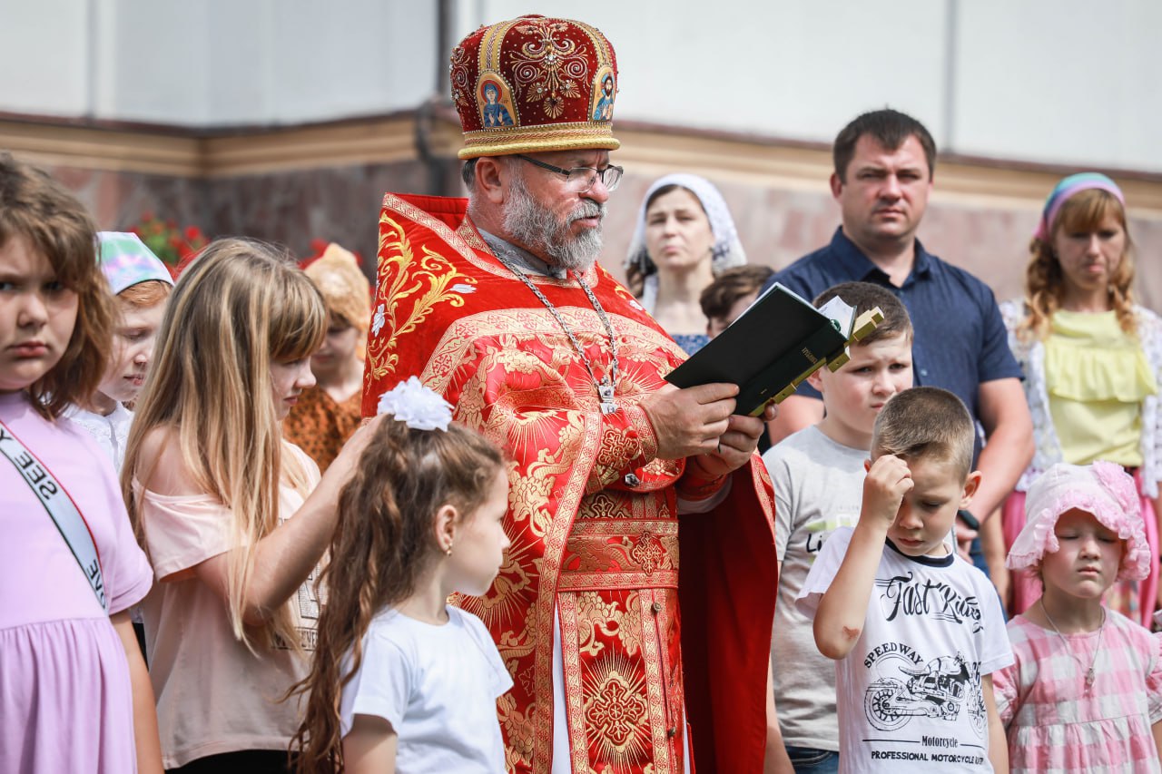 Возле Спасо-Преображенского собора в Сморгони освятили новую детскую площадку