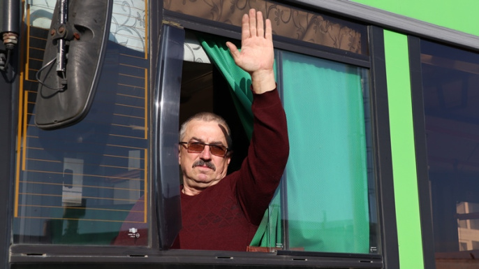 За рулем в автобусе и семье