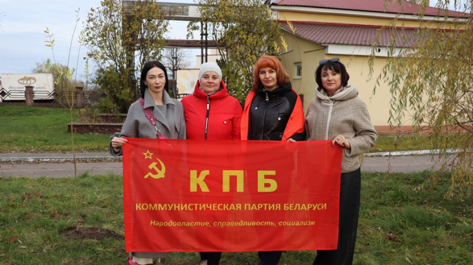 В преддверии Дня Октябрьской революции в парке появилась новая аллея