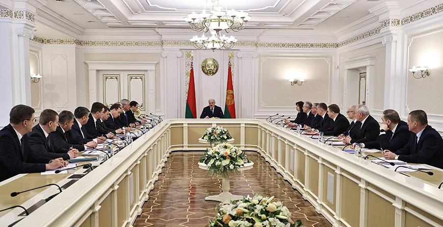 "Ответственность - ключевой аспект" - Александр Лукашенко озвучил требования к перераспределению полномочий