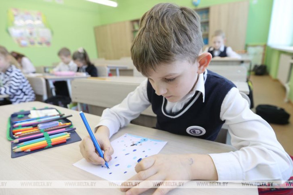 В Беларуси утверждена учебная программа школьного факультатива "Азбука нравственности" для 2-3 классов