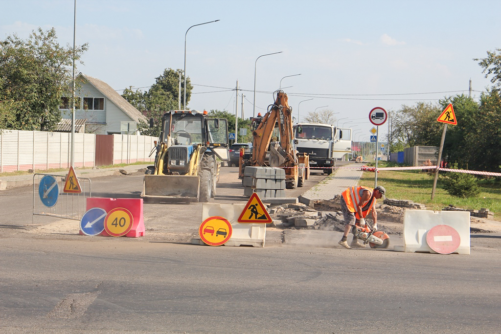 В Сморгони активно проходит ремонт дорог