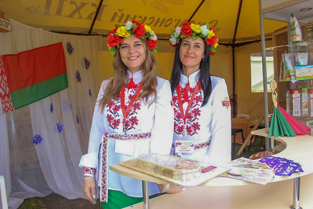 Сонца клікала людзей да гандлевых палатак, выглядаючы з-за аблачын