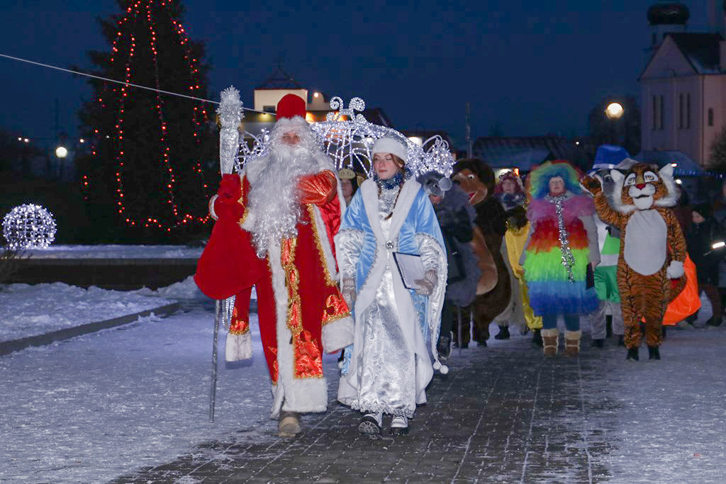 В канун Нового года в Сморгони прошло шествие сказочных персонажей