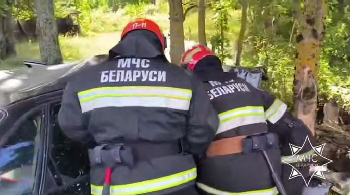 Сотрудники МЧС деблокировали из легковушки зажатого пассажира после ДТП в Сморгонском районе