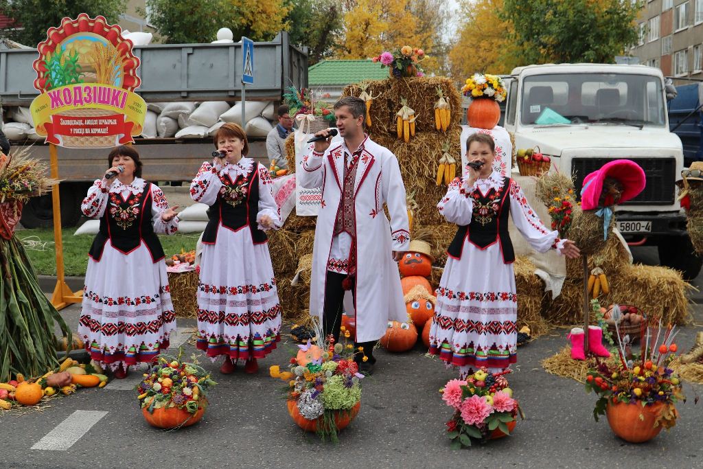 Осенняя ярмарка торговала, пела и плясала