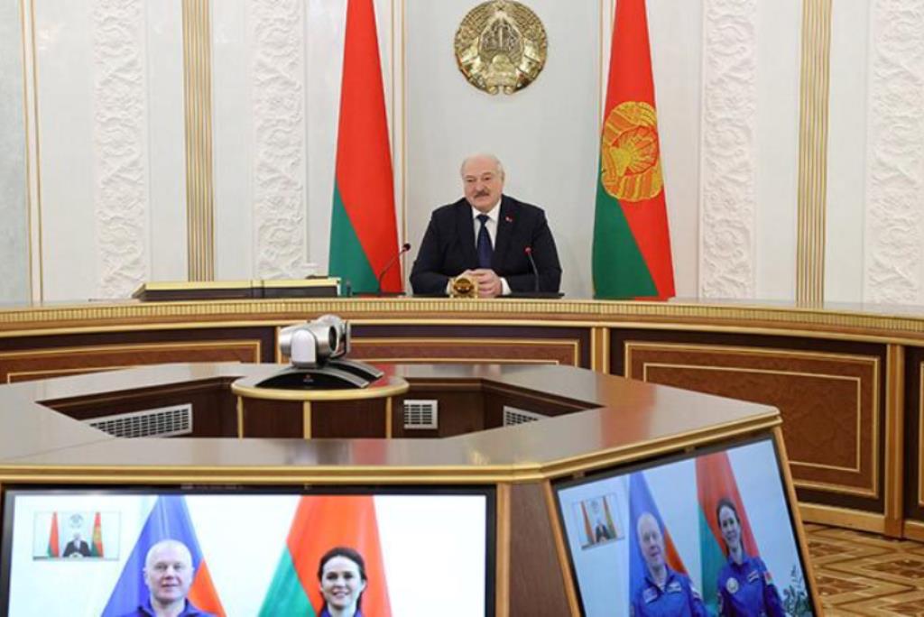 Александр Лукашенко пригласил Марину Василевскую и Олега Новицкого в гости после космического полета и пообещал угостить фирменным салатом