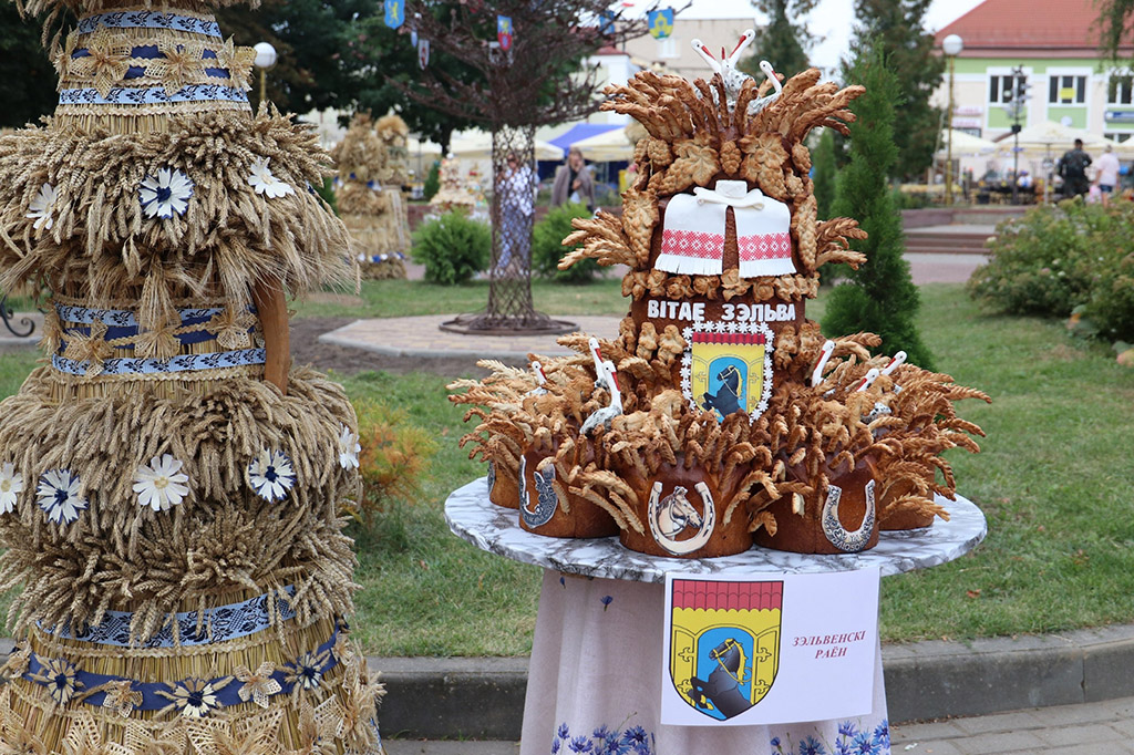 У гонар хлебаробаў – дажыначныя снапы і караваі