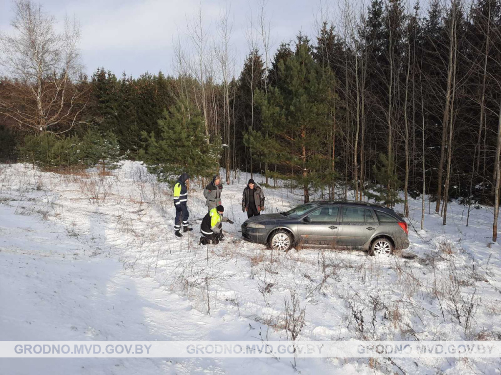 Сотрудники ГАИ помогли водителю вытянуть автомобиль из кювета