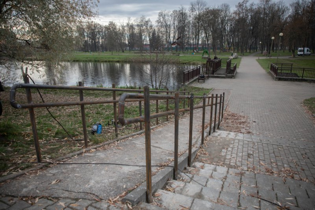 По просьбе жителей: в Сморгони монтируют перила у выхода из городского парка По просьбе жителей: в Сморгони монтируют перила у выхода из городского парка