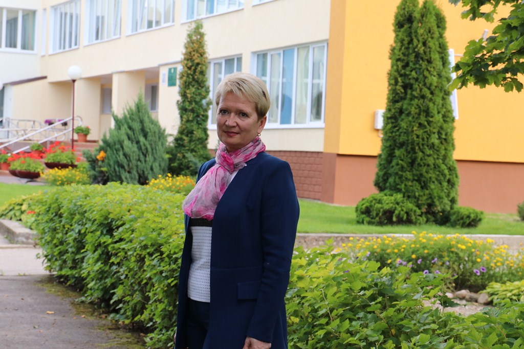 Директор гимназии Ирина Дурейко отмечает юбилей