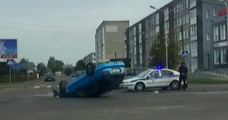 В Сморгони в результате ДТП машина перевернулась на крышу (+ВИДЕО)