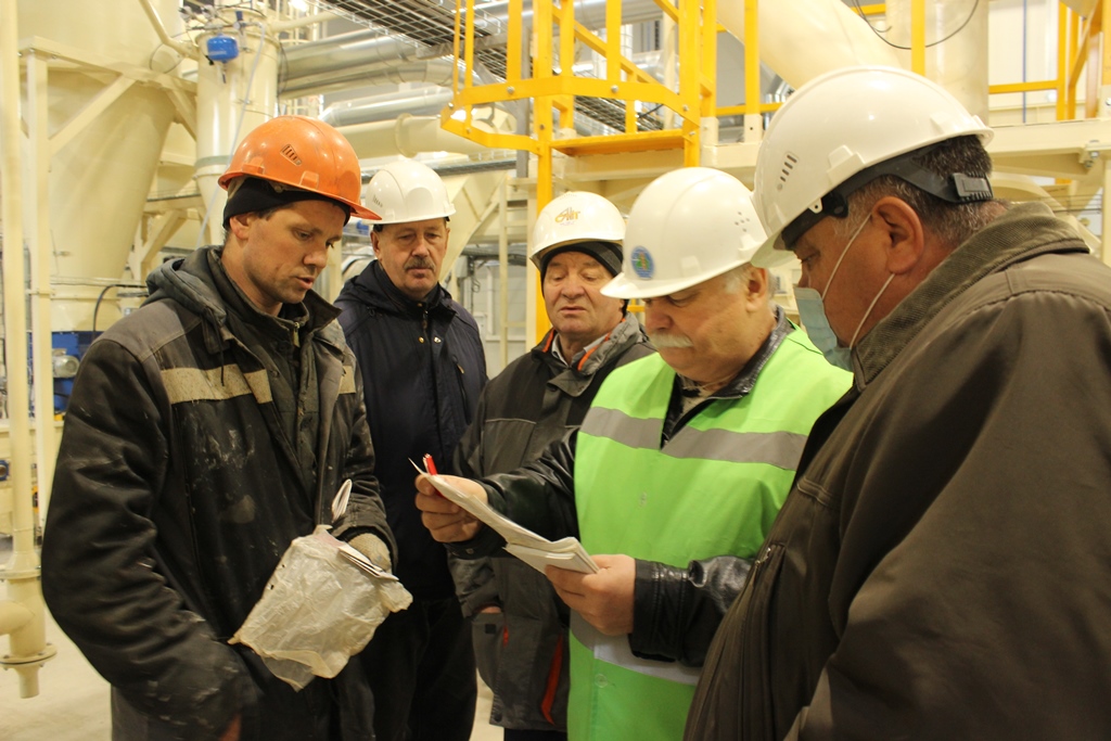Главный технический инспектор труда посетил в Сморгони строящийся объект по производству пеллет