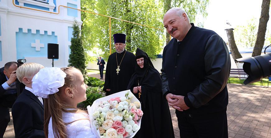 Александр Лукашенко в храме на Пасху: коль время выбрало нас, давайте сохраним мир и покой