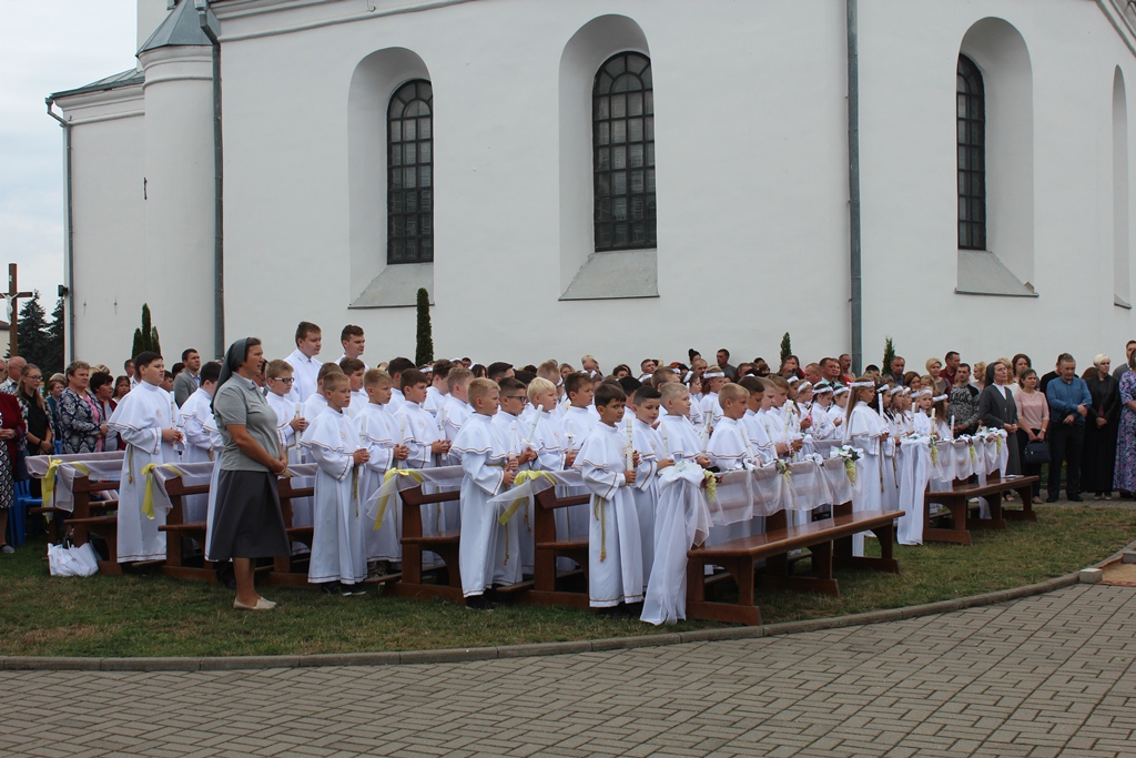 У парафіі Святога Міхала Арханёла дзеці прыступілі да Першай Камуніі