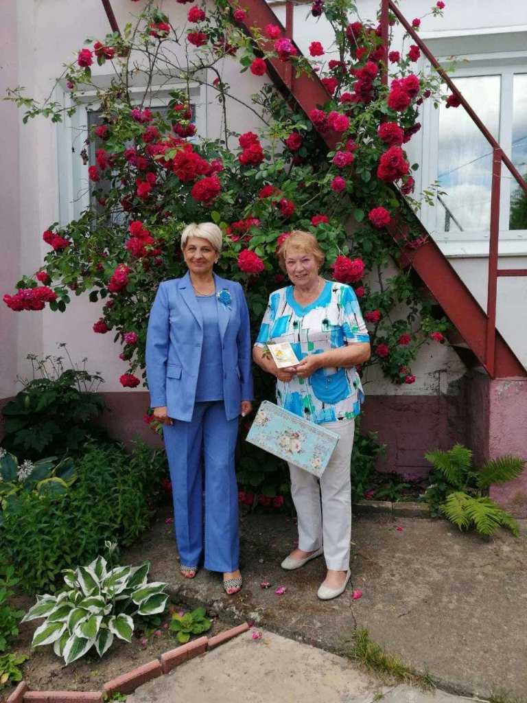В День Независимости председатель районной организации ОО "Белорусский союз женщин" Анна Джумкова посетила бывших малолетних узниц фашистских концлагерей Дарью Ручицу и Софью Рутковскую.