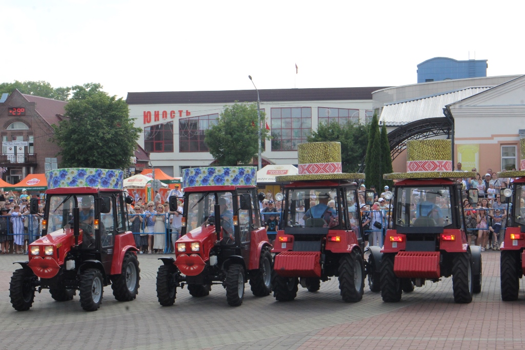 Шоу «Танцы трактароў» на свяце ў Смаргоні