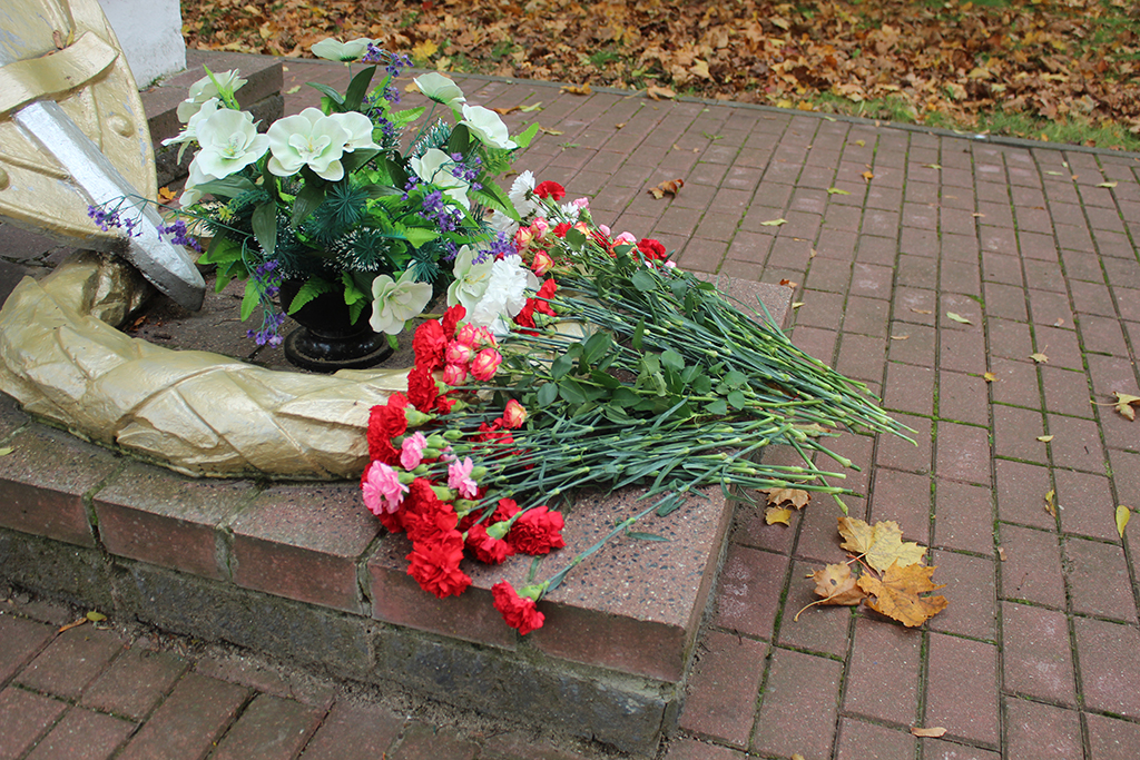 В знак скорби о погибшем сотруднике Комитета госбезопасности сморгонцы несут цветы к памятнику (Дополненно)