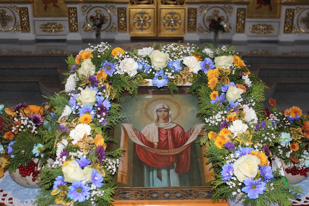 Православные верующие отмечают  праздник Покрова Пресвятой Богородицы 
