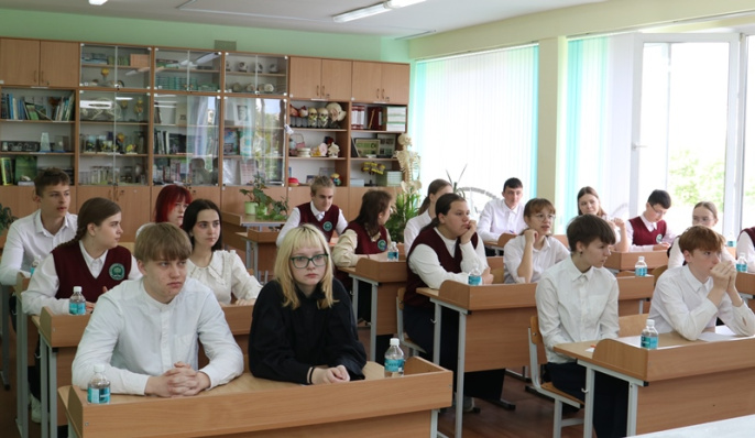 Девятиклассники сегодня сдают первый выпускной экзамен за курс базовой школы
