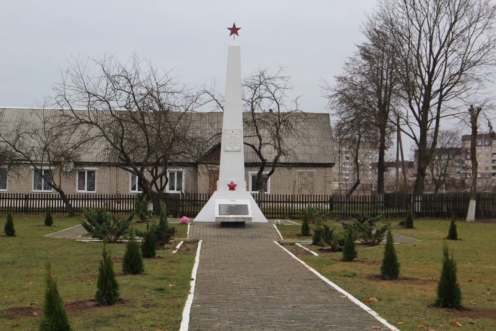 Туи украсили территорию памятника в Коренях