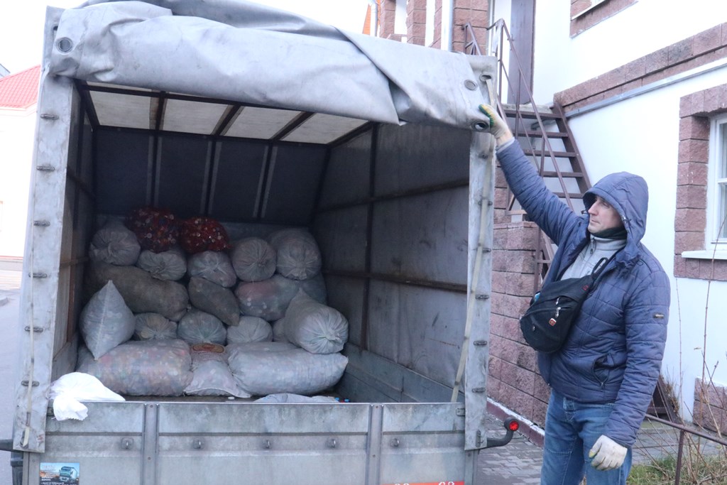 Специальный грузовик для сбора пластиковых крышек побывал в Сморгони 5 ноября