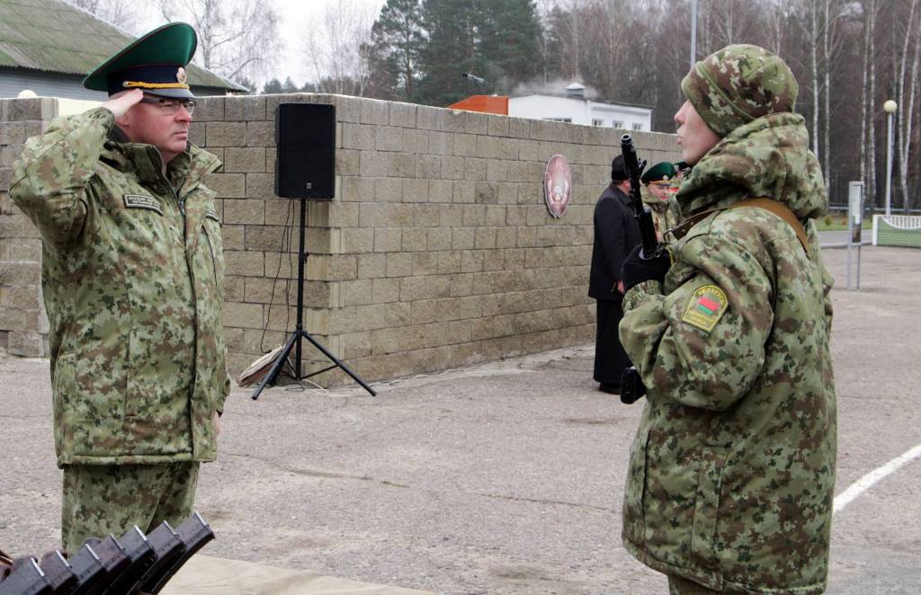 Новобранцам Сморгонской пограничной группы вручили оружие 