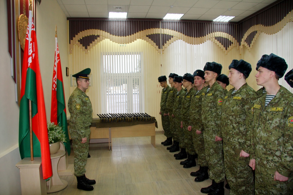 Легендарный АК-74 вручили новобранцам учебного центра Института пограничной службы Республики Беларусь