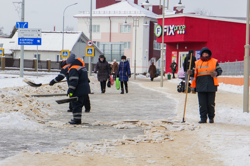 Фотофакт: Коммунальщики очищают улицы города 