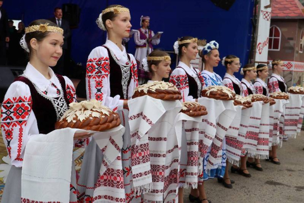 «І сабралі мы добры ўраджай, на жыццё слаўнае, жыццё хлебнае». У Вішневе на раённых «Дажынках» павіншавалі герояў жніва-2025