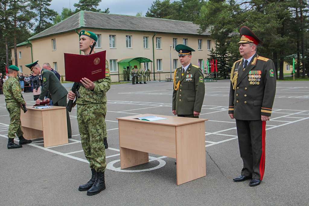 В учебном центре Института пограничной службы новобранцы приняли военную присягу