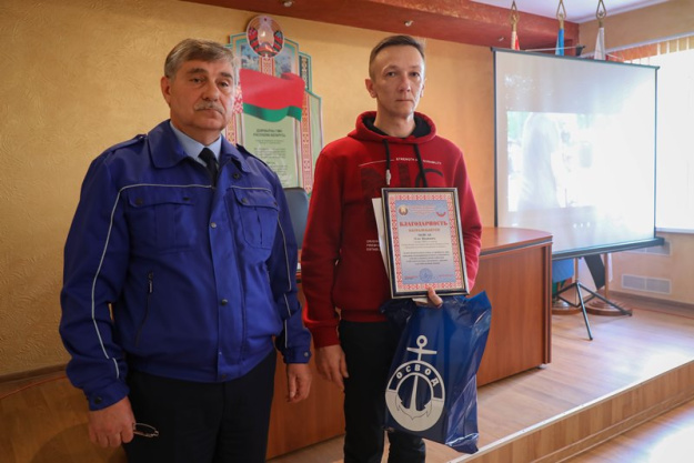 ОСВОД наградил сморгонцев, спасших девочку в водоёме городского парка