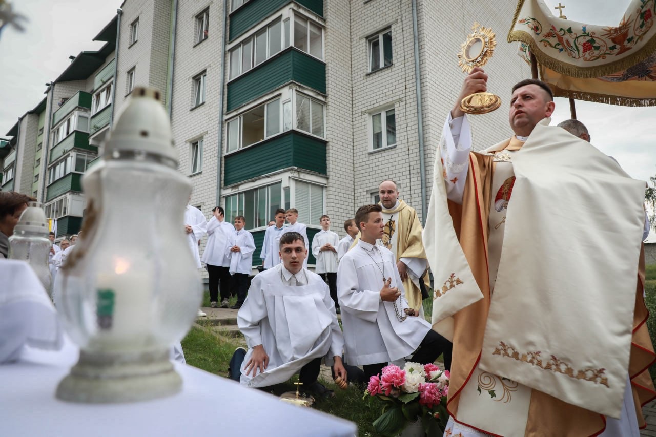 В Сморгони католики отметили праздник Тела и Крови Христа. Смотрите наш фоторепортаж с процессии по Западному микрорайону