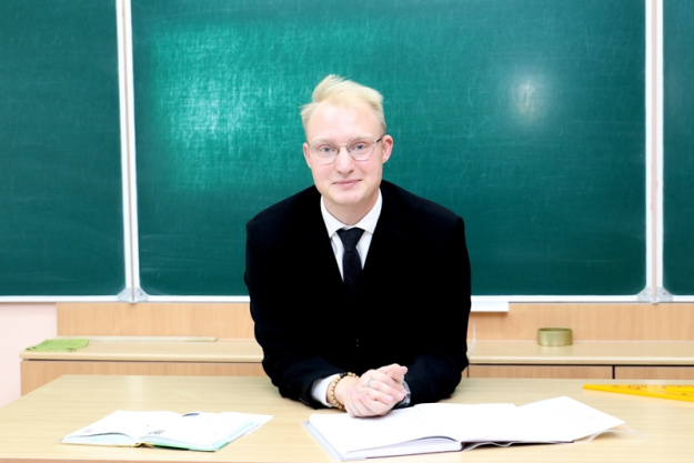 Солист у доски и на сцене